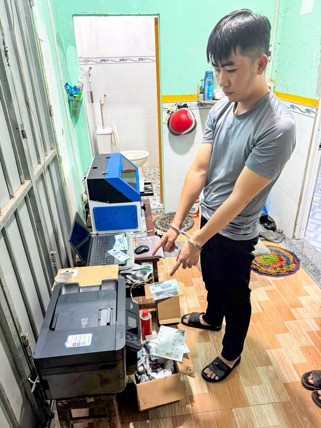 Kh&aacute;m x&eacute;t nơi l&agrave;m tiền giả, bắt giữ Nguyễn Hồng Ngọc Thảo v&agrave; to&agrave;n bộ đối tượng trong đường d&acirc;y- Ảnh 2.