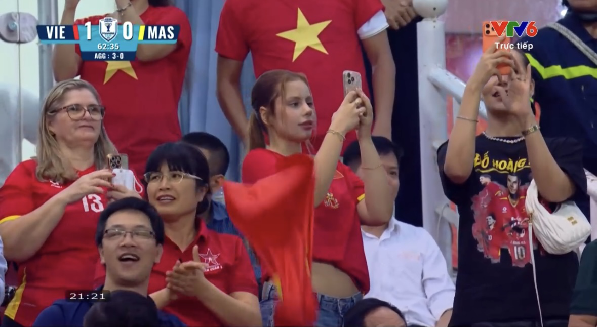 C&ocirc; g&aacute;i lọt camera khi Xu&acirc;n Son ghi b&agrave;n ở Mỹ Đ&igrave;nh: Tưởng kh&aacute;n giả v&ocirc; danh, ai ngờ l&agrave; bạn g&aacute;i Nguyễn T&agrave;i Lộc- Ảnh 2.