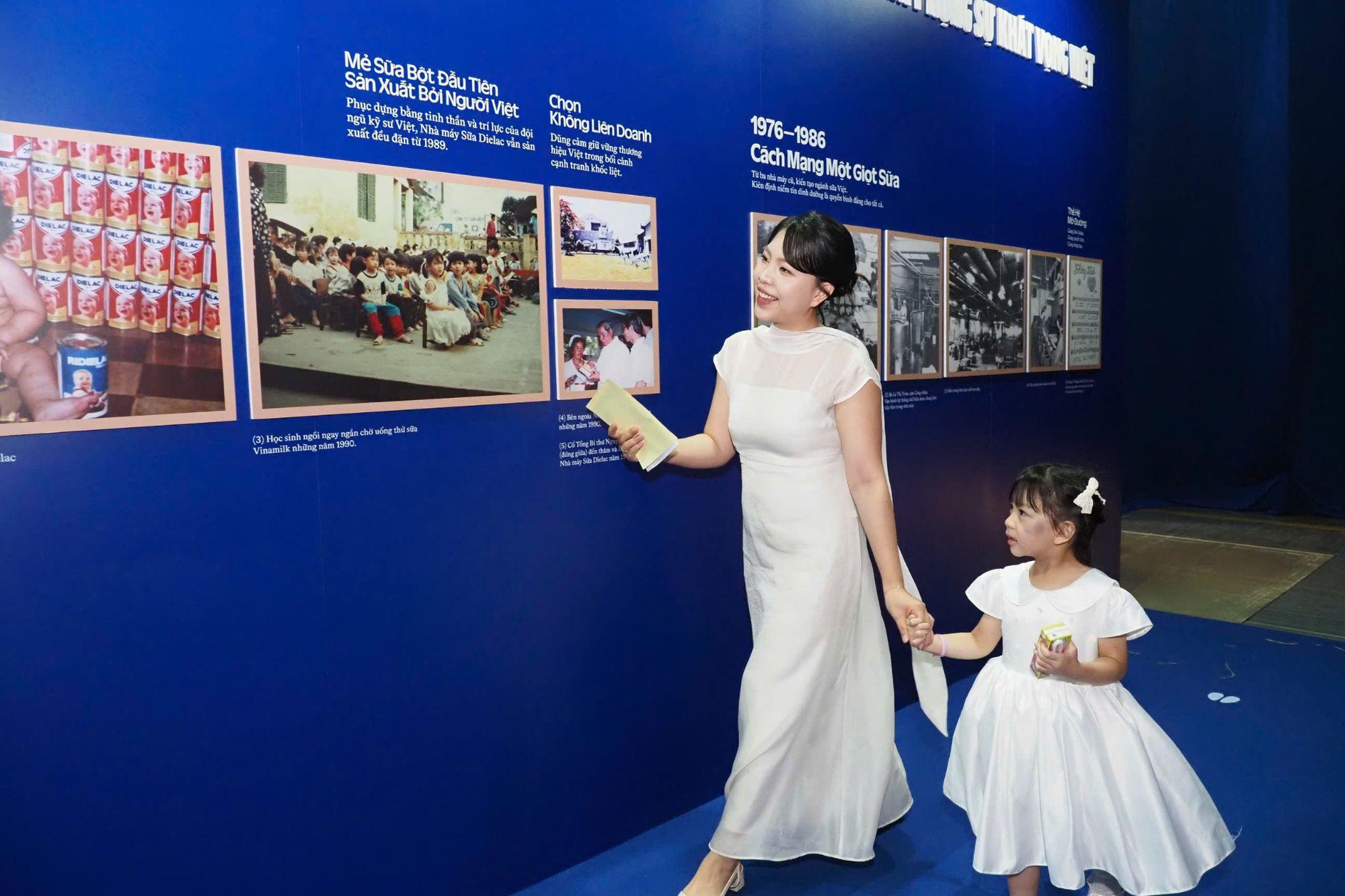 H&agrave;ng ngh&igrave;n người đổ về triển l&atilde;m &ldquo;50 năm phụng sự kh&aacute;t vọng Việt&rdquo; của Vinamilk ở TP.HCM: V&agrave;o cửa miễn ph&iacute; khi về c&oacute; ảnh xinh, qu&agrave; xịn - Ảnh 13.