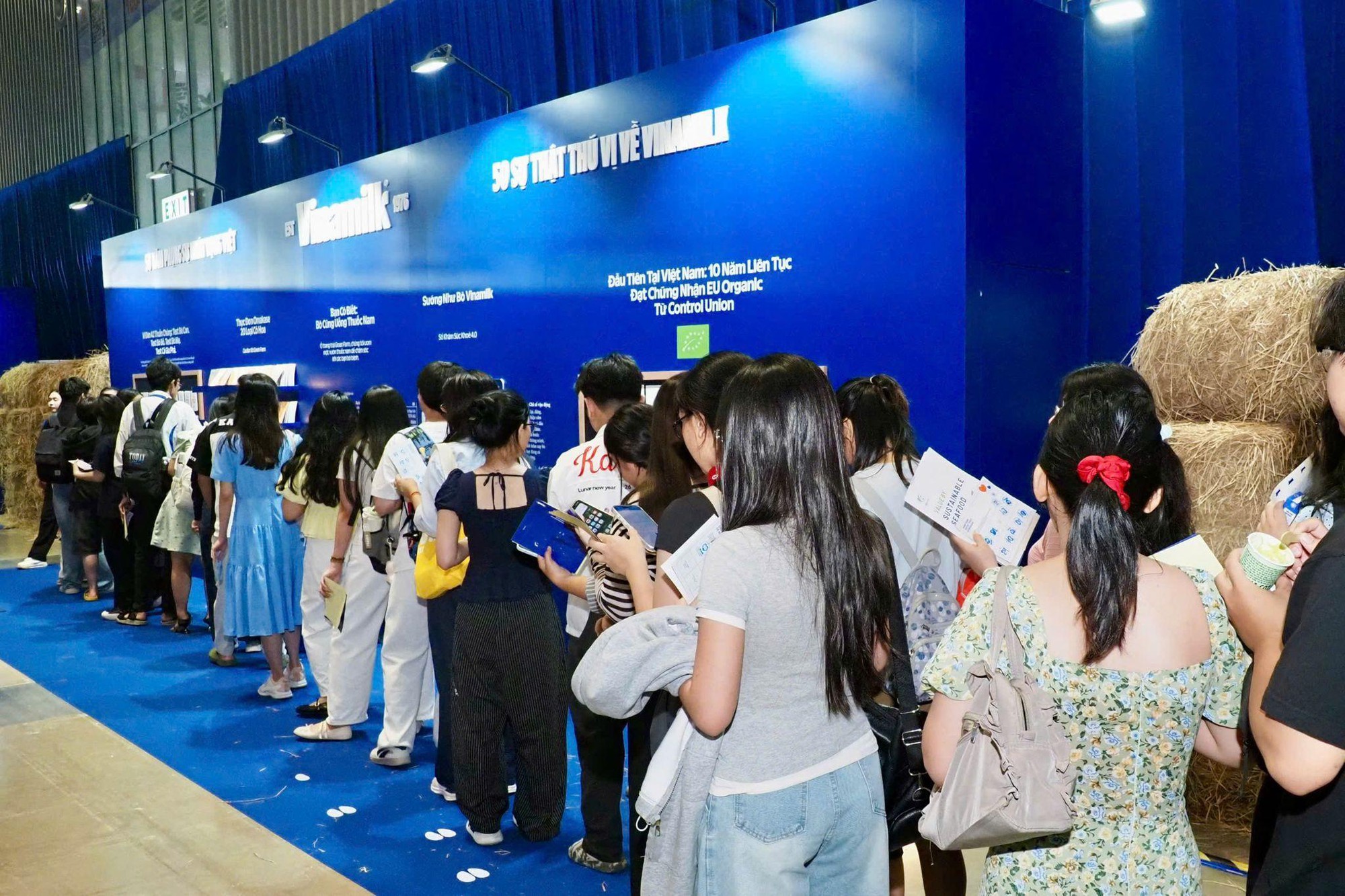 H&agrave;ng ngh&igrave;n người đổ về triển l&atilde;m &ldquo;50 năm phụng sự kh&aacute;t vọng Việt&rdquo; của Vinamilk ở TP.HCM: V&agrave;o cửa miễn ph&iacute; khi về c&oacute; ảnh xinh, qu&agrave; xịn - Ảnh 8.
