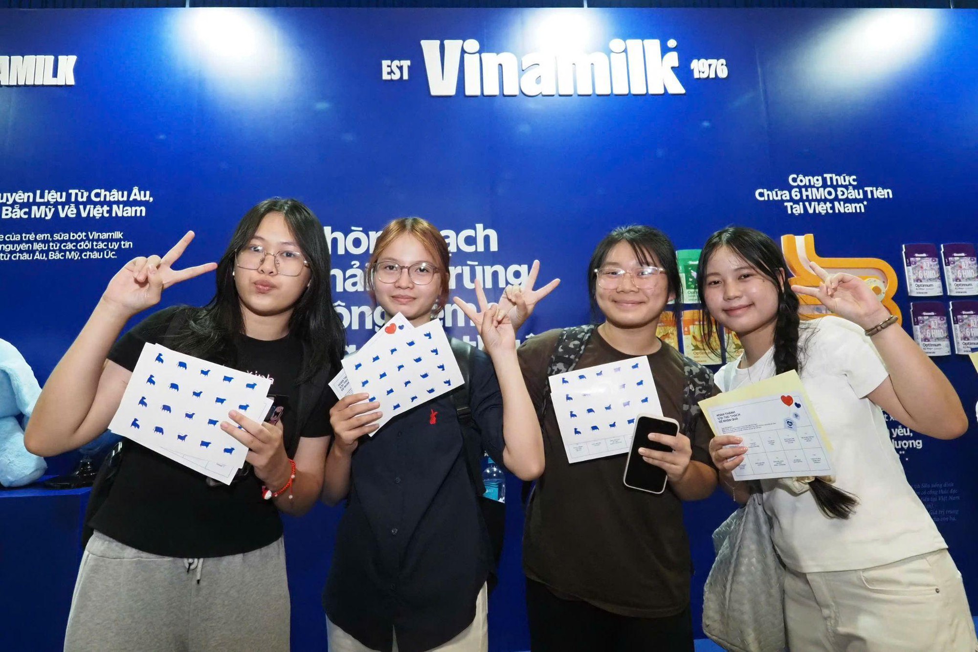 H&agrave;ng ngh&igrave;n người đổ về triển l&atilde;m &ldquo;50 năm phụng sự kh&aacute;t vọng Việt&rdquo; của Vinamilk ở TP.HCM: V&agrave;o cửa miễn ph&iacute; khi về c&oacute; ảnh xinh, qu&agrave; xịn - Ảnh 9.