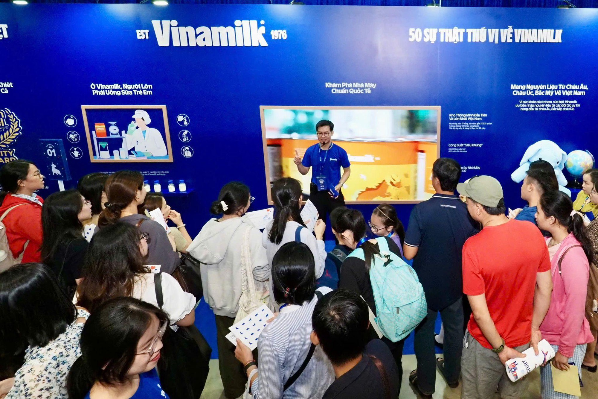 H&agrave;ng ngh&igrave;n người đổ về triển l&atilde;m &ldquo;50 năm phụng sự kh&aacute;t vọng Việt&rdquo; của Vinamilk ở TP.HCM: V&agrave;o cửa miễn ph&iacute; khi về c&oacute; ảnh xinh, qu&agrave; xịn - Ảnh 10.