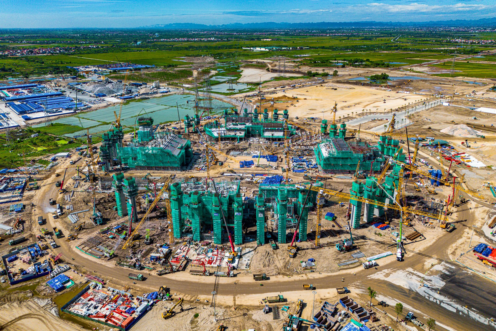 Vingroup đang l&agrave;m đại lộ rộng gần gấp 3 lần đường băng s&acirc;n bay T&acirc;n Sơn Nhất, chạy xuy&ecirc;n si&ecirc;u dự &aacute;n 925.000 tỷ đồng, kết nối trực tiếp tới s&acirc;n vận động 135.00 chỗ lớn nhất thế giới- Ảnh 1.