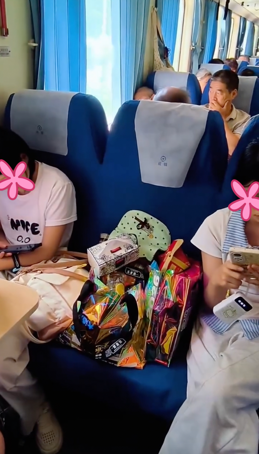 B&agrave; c&ocirc; gọi nh&acirc;n vi&ecirc;n tr&ecirc;n t&agrave;u xử l&yacute; hai bạn nữ mua 3 v&eacute; nhưng chỉ ngồi 2 ghế, kh&ocirc;ng chịu nhường chỗ- Ảnh 1.