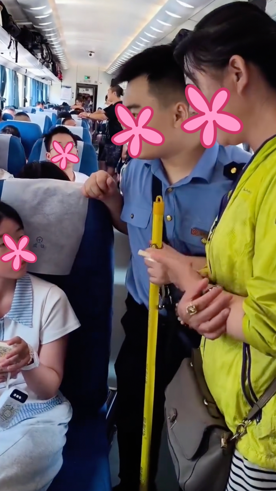 B&agrave; c&ocirc; gọi nh&acirc;n vi&ecirc;n tr&ecirc;n t&agrave;u xử l&yacute; hai bạn nữ mua 3 v&eacute; nhưng chỉ ngồi 2 ghế, kh&ocirc;ng chịu nhường chỗ- Ảnh 2.