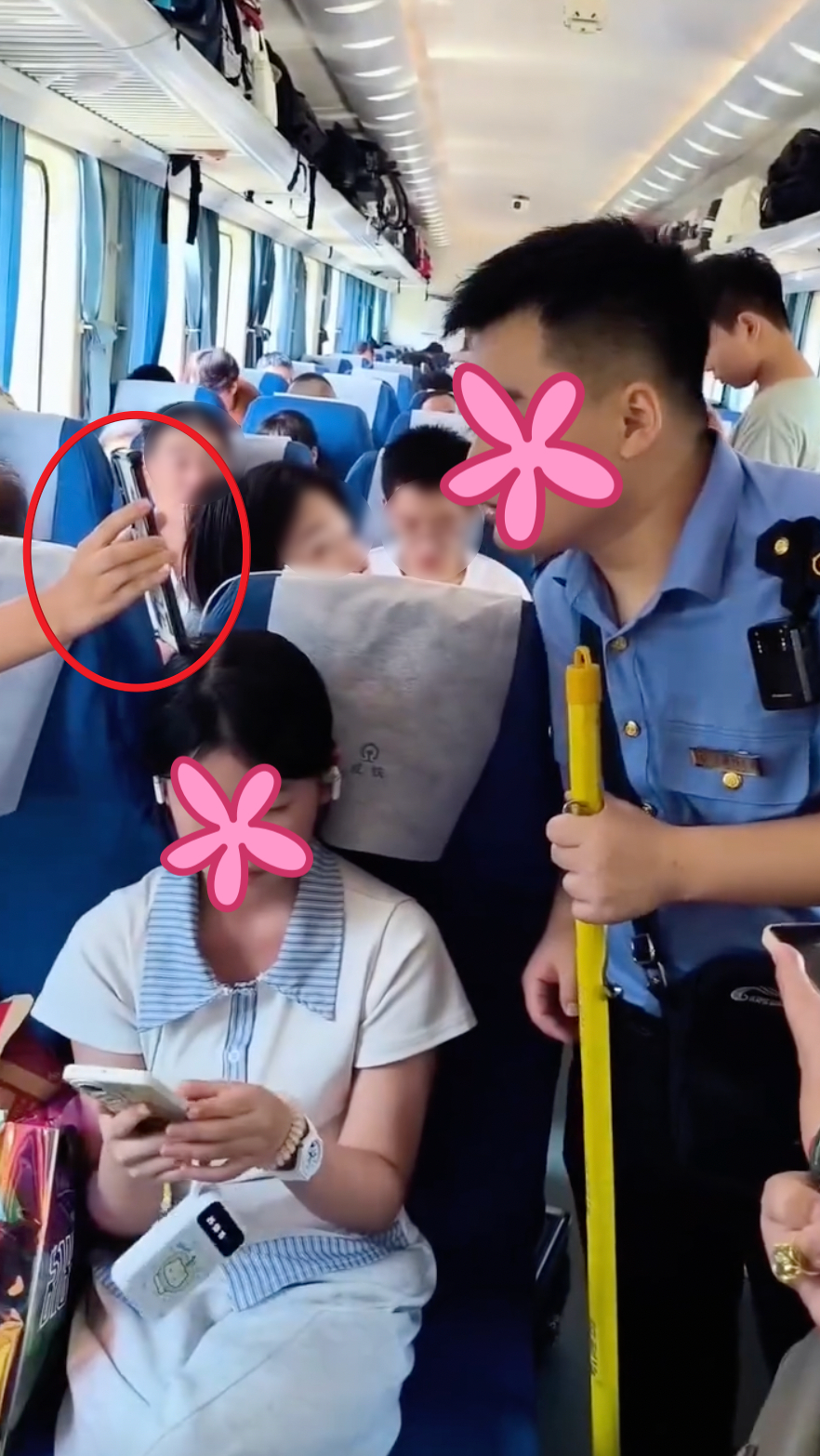 B&agrave; c&ocirc; gọi nh&acirc;n vi&ecirc;n tr&ecirc;n t&agrave;u xử l&yacute; hai bạn nữ mua 3 v&eacute; nhưng chỉ ngồi 2 ghế, kh&ocirc;ng chịu nhường chỗ- Ảnh 3.
