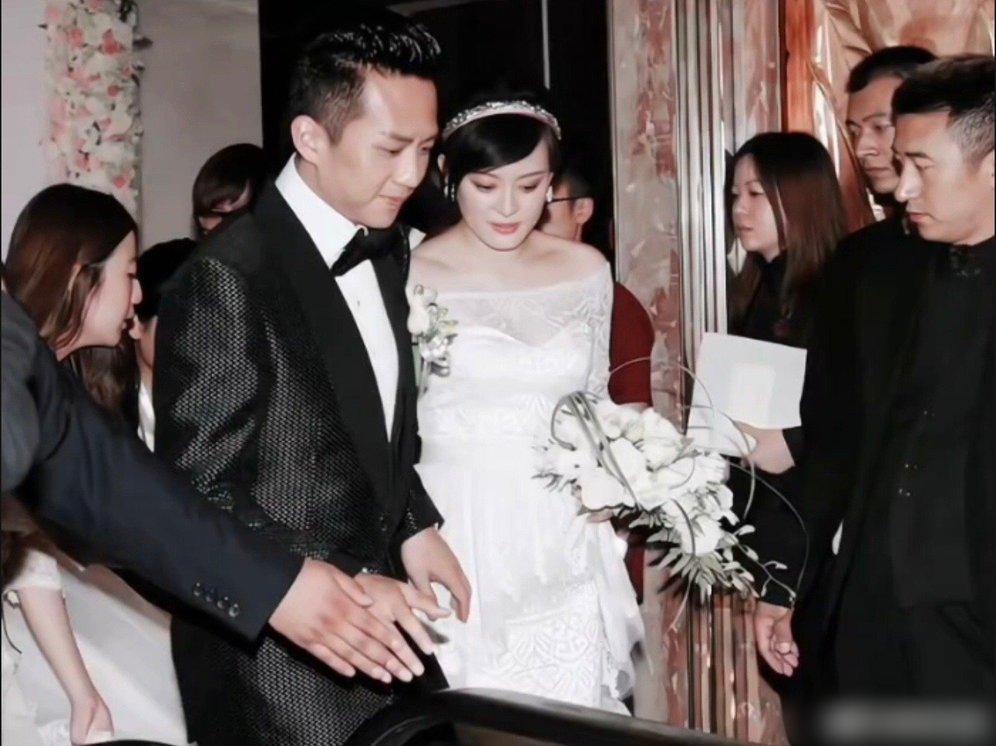 Đang n&oacute;ng clip cặp đ&ocirc;i v&agrave;ng số 1 showbiz c&atilde;i nhau to ở TTTM trước mặt 2 con, đ&ugrave;ng đ&ugrave;ng l&ecirc;n xe bỏ về kh&ocirc;ng th&egrave;m nh&igrave;n mặt nhau- Ảnh 6.