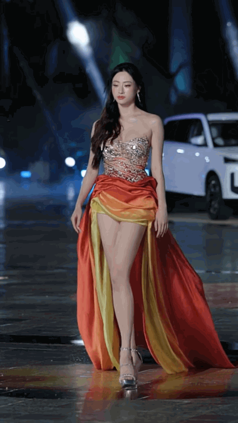 Mỹ nh&acirc;n ch&acirc;n d&agrave;i nhất showbiz: T&eacute; ng&atilde; vẫn slay như cảnh phim, đời thường l&agrave; cao thủ mặc đẹp- Ảnh 2.