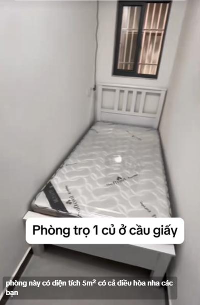 To&aacute;t mồ h&ocirc;i với loạt ph&ograve;ng trọ "si&ecirc;u rẻ" ở H&agrave; Nội: Gầm cầu thang được "t&aacute;i chế" th&agrave;nh ph&ograve;ng, điều h&ograve;a treo ngay tr&ecirc;n đầu!- Ảnh 1.