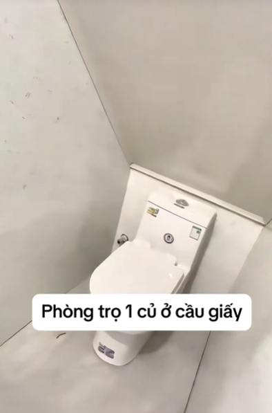 To&aacute;t mồ h&ocirc;i với loạt ph&ograve;ng trọ "si&ecirc;u rẻ" ở H&agrave; Nội: Gầm cầu thang được "t&aacute;i chế" th&agrave;nh ph&ograve;ng, điều h&ograve;a treo ngay tr&ecirc;n đầu!- Ảnh 2.