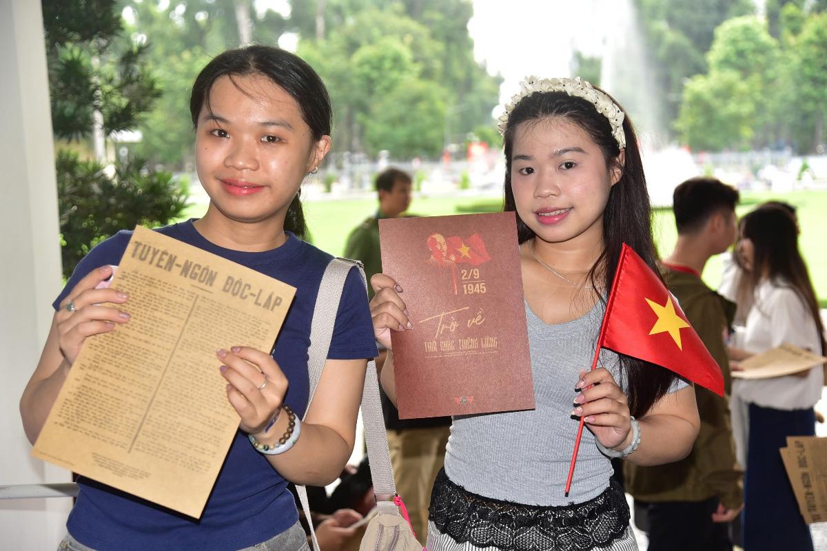 Hàng dài người xếp hàng tại Dinh Độc Lập để “xuyên không” về Quảng trường Ba Đình 81 năm trước: Có gì mà nhiều bạn trẻ vượt hàng trăm cây số để trải nghiệm? - Ảnh 5.