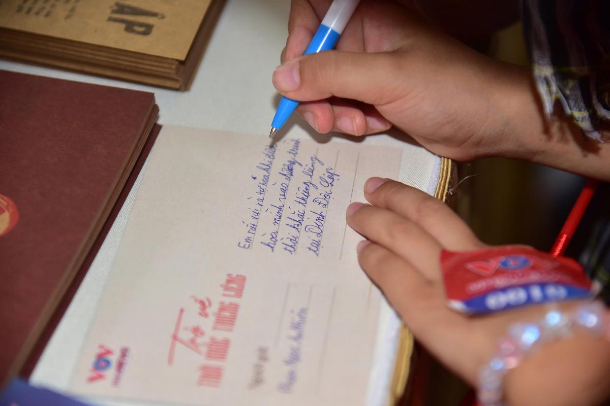 Hàng dài người xếp hàng tại Dinh Độc Lập để “xuyên không” về Quảng trường Ba Đình 81 năm trước: Có gì mà nhiều bạn trẻ vượt hàng trăm cây số để trải nghiệm? - Ảnh 8.