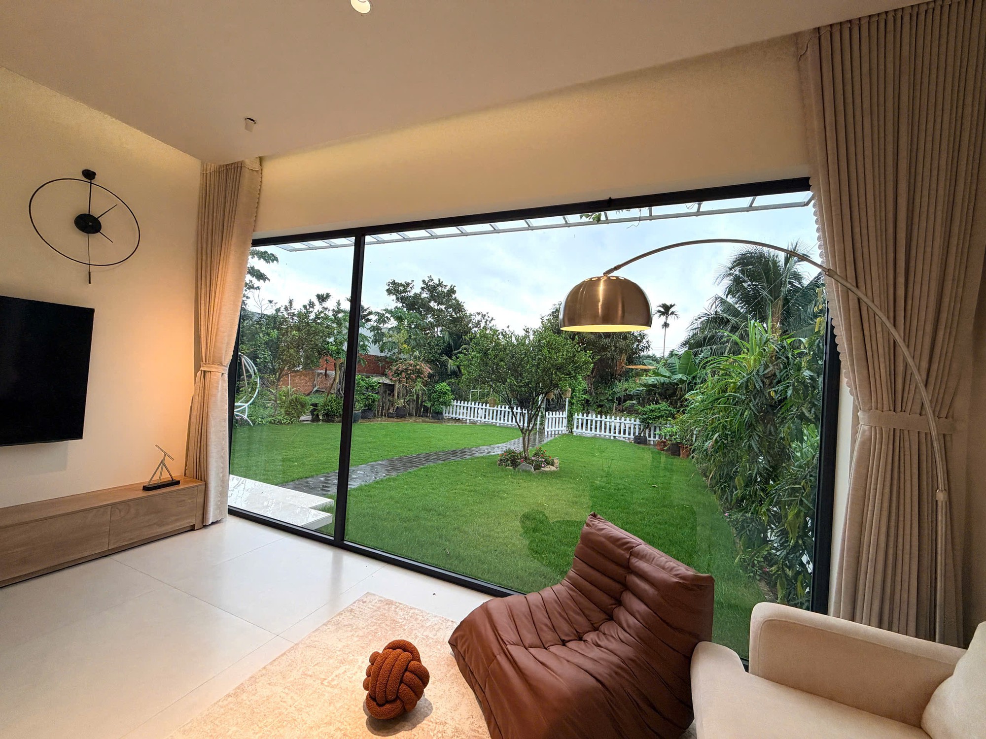 Căn nh&agrave; c&oacute; c&acirc;y ch&ocirc;m ch&ocirc;m cả MXH &ldquo;khao kh&aacute;t&rdquo;: Nằm giữa khu&ocirc;n vi&ecirc;n 6.000m2 ở L&acirc;m Đồng, l&agrave; m&oacute;n qu&agrave; thừa kế - Ảnh 9.