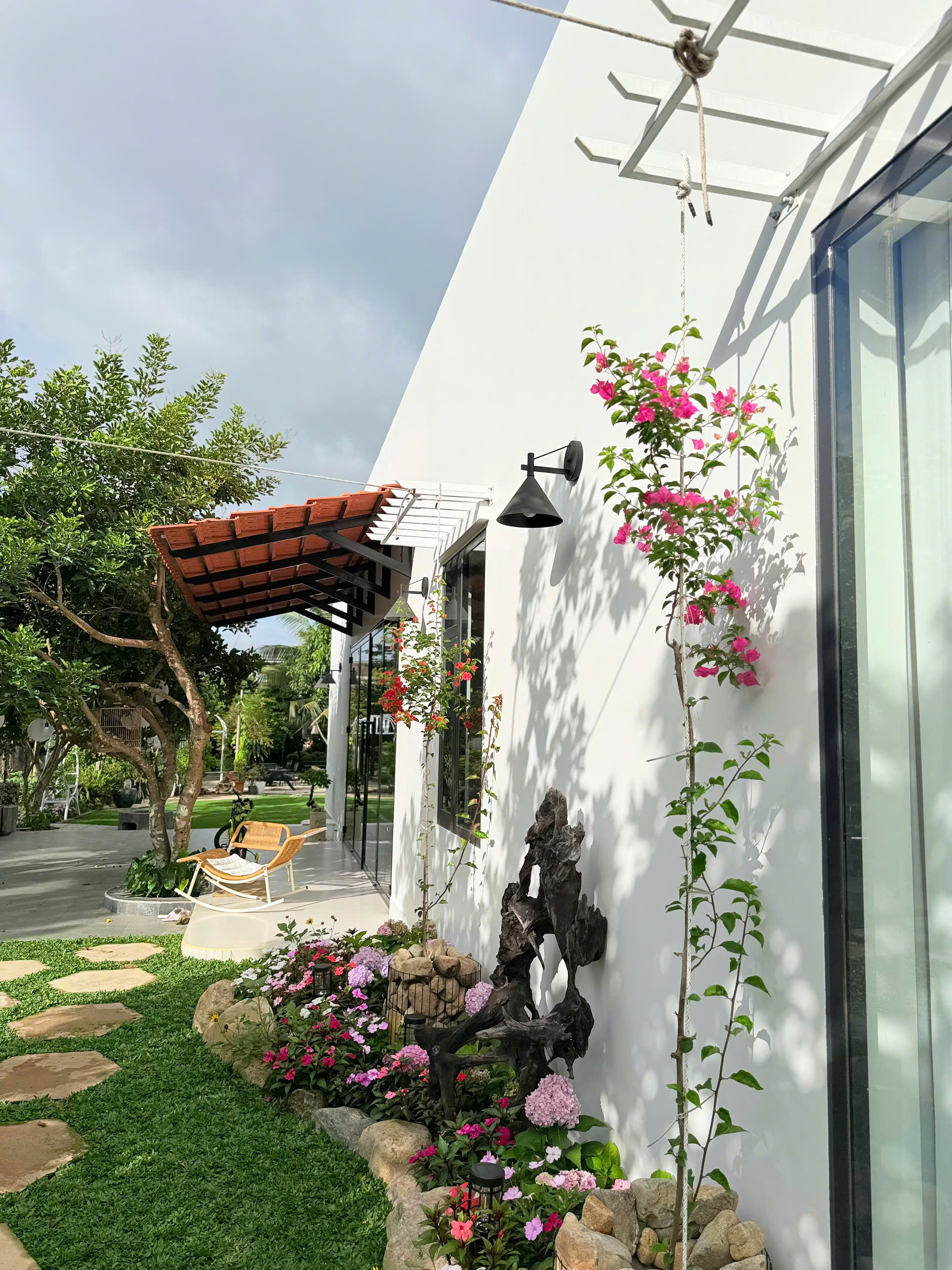 Căn nh&agrave; c&oacute; c&acirc;y ch&ocirc;m ch&ocirc;m cả MXH &ldquo;khao kh&aacute;t&rdquo;: Nằm giữa khu&ocirc;n vi&ecirc;n 6.000m2 ở L&acirc;m Đồng, l&agrave; m&oacute;n qu&agrave; thừa kế - Ảnh 6.