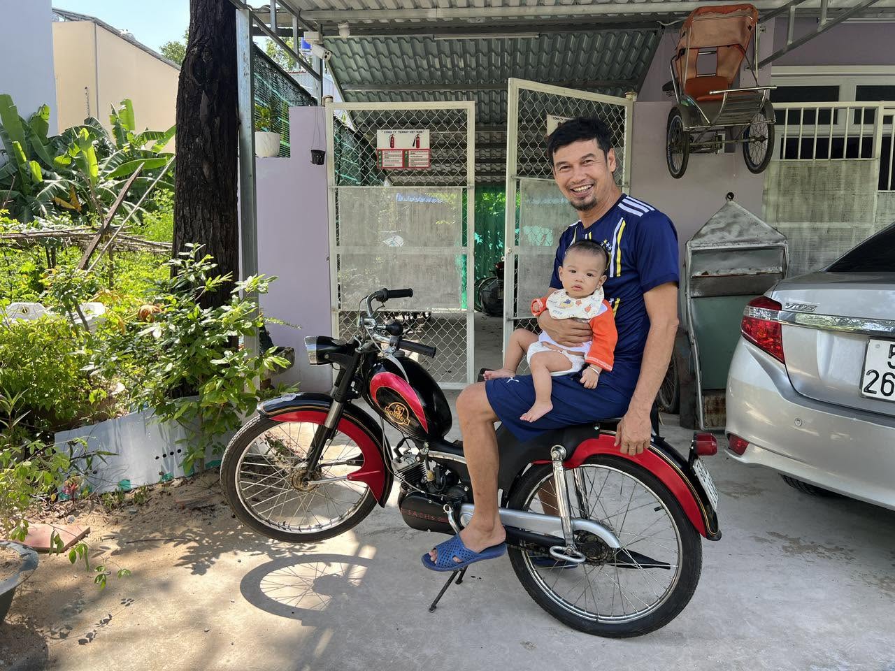 Nam nghệ sĩ đ&igrave;nh đ&aacute;m bỏ TP.HCM, về qu&ecirc; ở c&ugrave;ng vợ k&eacute;m 26 tuổi trong nh&agrave; cấp bốn 35m2 vẫn hạnh ph&uacute;c- Ảnh 5.