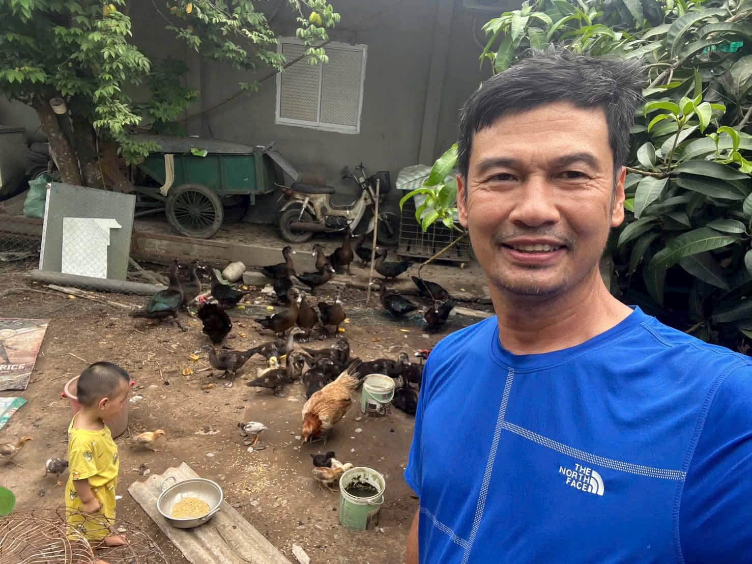 Nam nghệ sĩ đ&igrave;nh đ&aacute;m bỏ TP.HCM, về qu&ecirc; ở c&ugrave;ng vợ k&eacute;m 26 tuổi trong nh&agrave; cấp bốn 35m2 vẫn hạnh ph&uacute;c- Ảnh 6.
