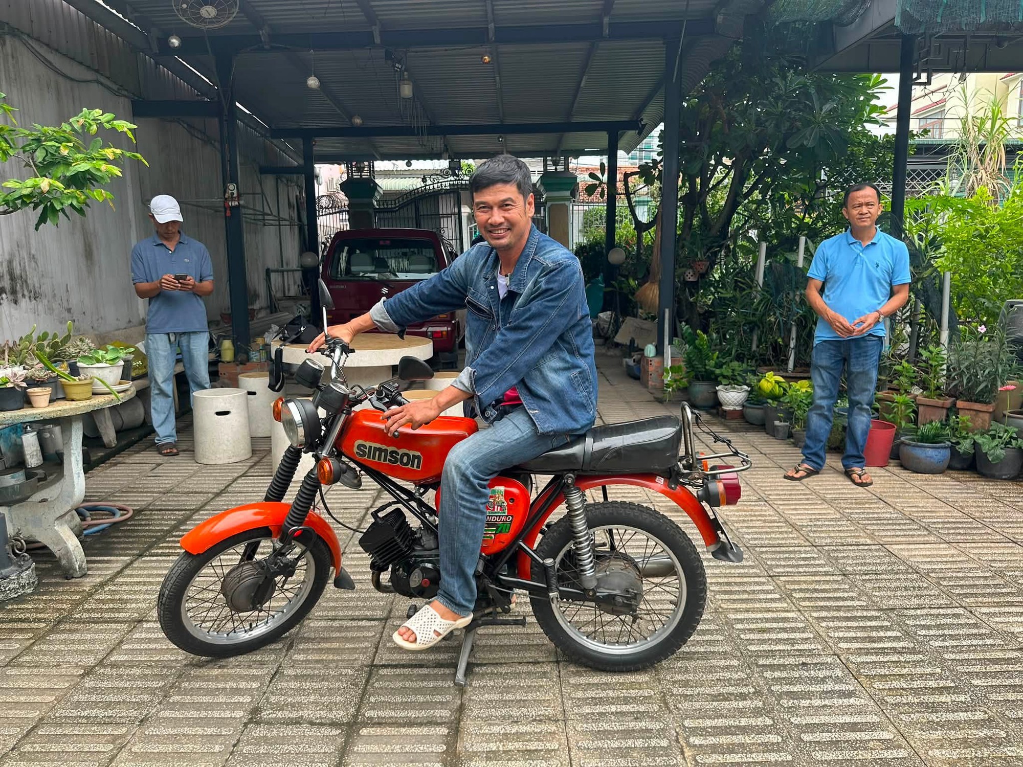 Nam nghệ sĩ đ&igrave;nh đ&aacute;m bỏ TP.HCM, về qu&ecirc; ở c&ugrave;ng vợ k&eacute;m 26 tuổi trong nh&agrave; cấp bốn 35m2 vẫn hạnh ph&uacute;c- Ảnh 3.