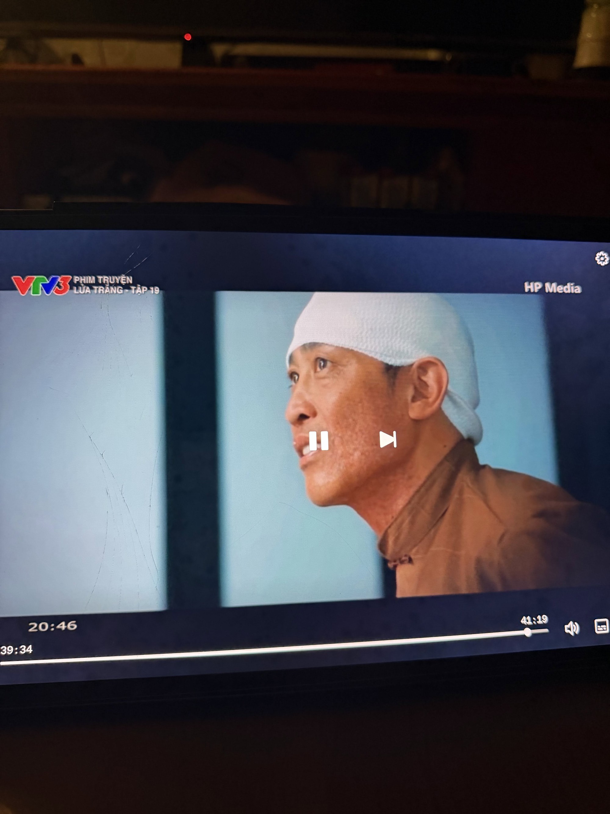 Phim Việt giờ v&agrave;ng lộ hạt sạn to đ&ugrave;ng, &ecirc; k&iacute;p qu&ecirc;n trả lương cho thợ makeup &agrave;?- Ảnh 2.