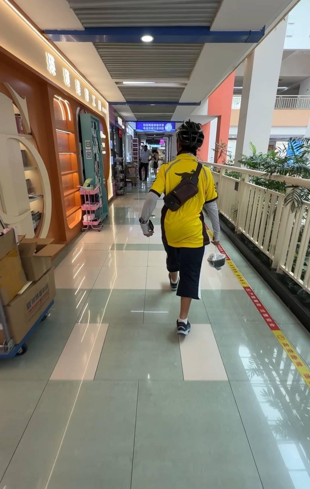 Người đ&agrave;n &ocirc;ng để con trai sinh tồn l&agrave;m shipper v&igrave; n&oacute;i &ldquo;Học kh&ocirc;ng giỏi th&igrave; c&ugrave;ng lắm đi giao đồ ăn&rdquo;: Kết quả bất ngờ sau 20 ng&agrave;y- Ảnh 2.