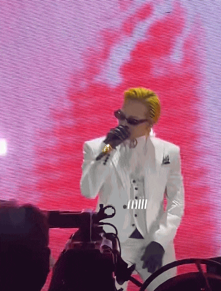 Sau 15 năm, G-Dragon lại "đập vỡ c&acirc;y đ&agrave;n" - Ảnh 9.