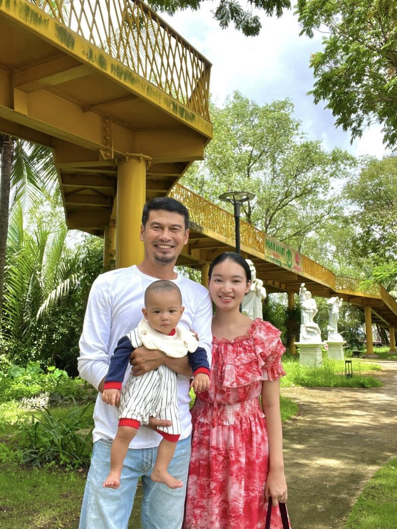 Nam nghệ sĩ đ&igrave;nh đ&aacute;m bỏ TP.HCM, về qu&ecirc; ở c&ugrave;ng vợ k&eacute;m 26 tuổi trong nh&agrave; cấp bốn 35m2 vẫn hạnh ph&uacute;c- Ảnh 1.