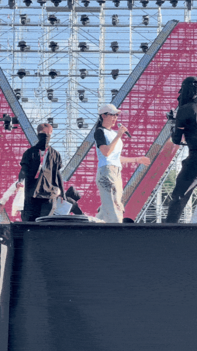 Hương Tr&agrave;m rạng rỡ, H&ograve;a Minzy tr&agrave;n đầy năng lượng c&ugrave;ng d&agrave;n sao đổ bộ tổng duyệt Concert Tổ Quốc Trong Tim- Ảnh 7.