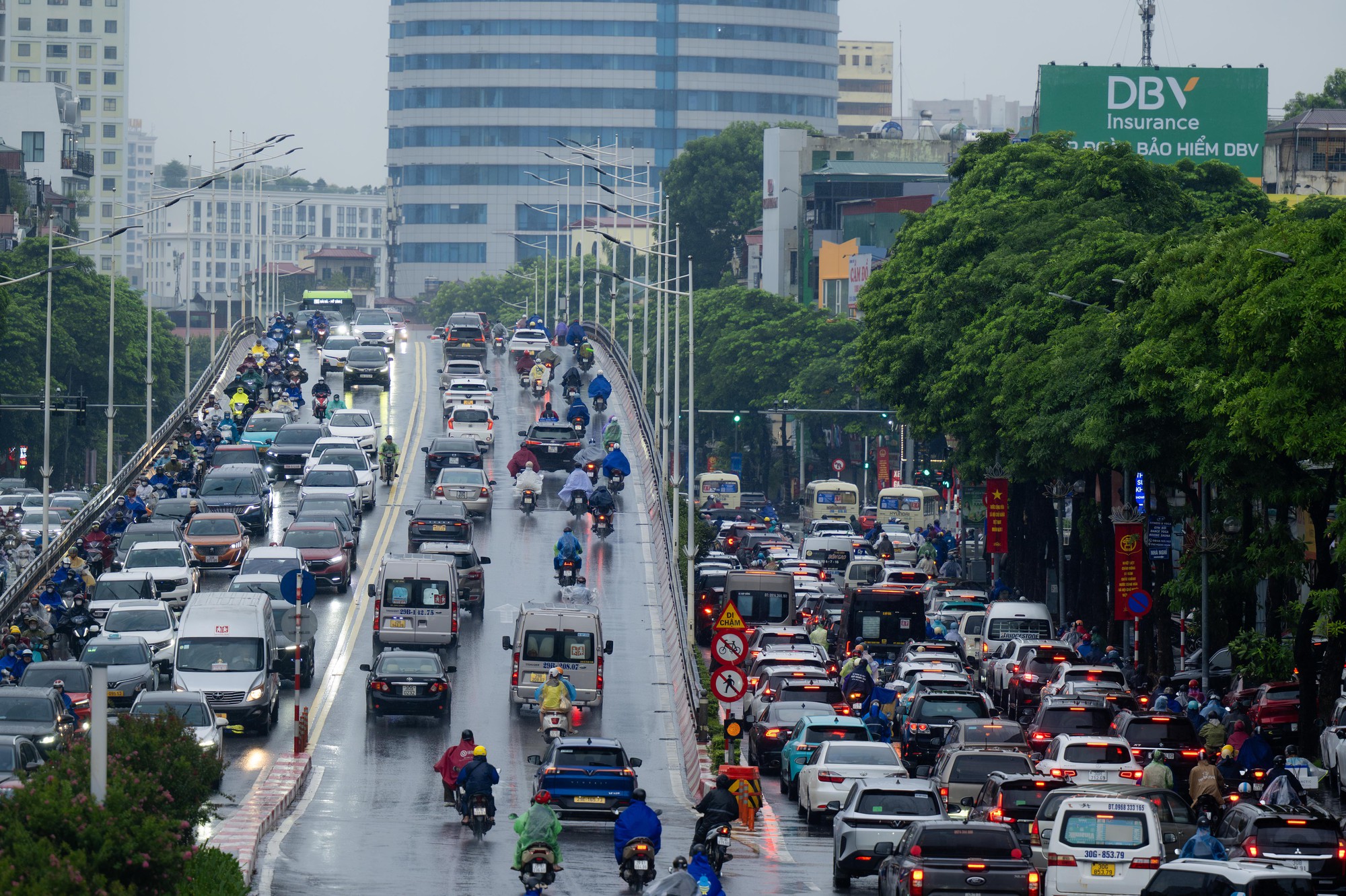 Cảnh tượng đường phố H&agrave; Nội chiều tối 21/8: Mưa lớn, xe cộ ken đặc, người d&acirc;n chật vật về nh&agrave;- Ảnh 6.
