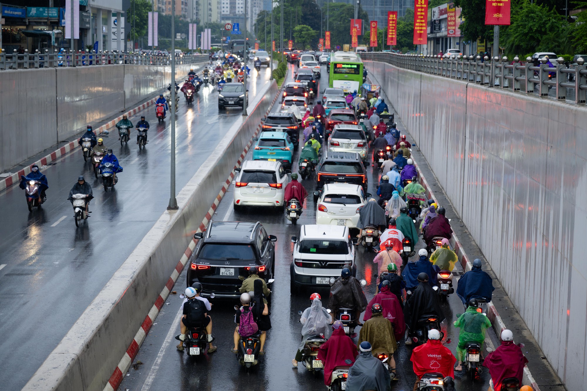 Cảnh tượng đường phố H&agrave; Nội chiều tối 21/8: Mưa lớn, xe cộ ken đặc, người d&acirc;n chật vật về nh&agrave;- Ảnh 8.