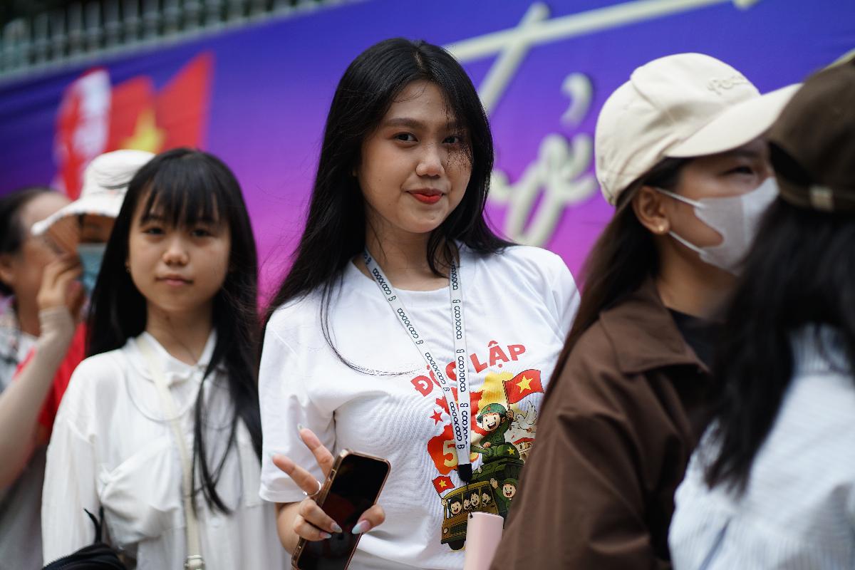 Hàng dài người xếp hàng tại Dinh Độc Lập để “xuyên không” về Quảng trường Ba Đình 81 năm trước: Có gì mà nhiều bạn trẻ vượt hàng trăm cây số để trải nghiệm? - Ảnh 3.