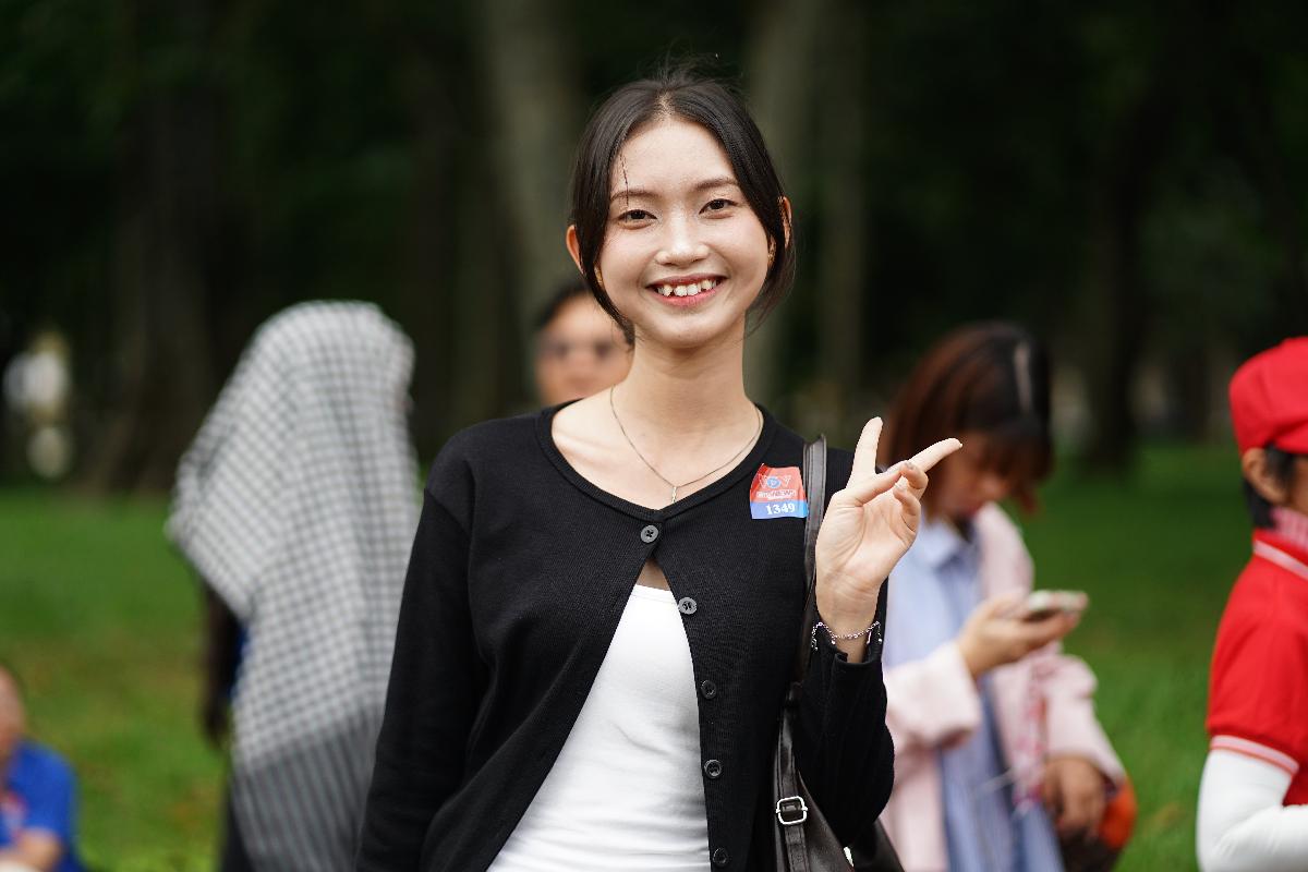 Hàng dài người xếp hàng tại Dinh Độc Lập để “xuyên không” về Quảng trường Ba Đình 81 năm trước: Có gì mà nhiều bạn trẻ vượt hàng trăm cây số để trải nghiệm? - Ảnh 4.