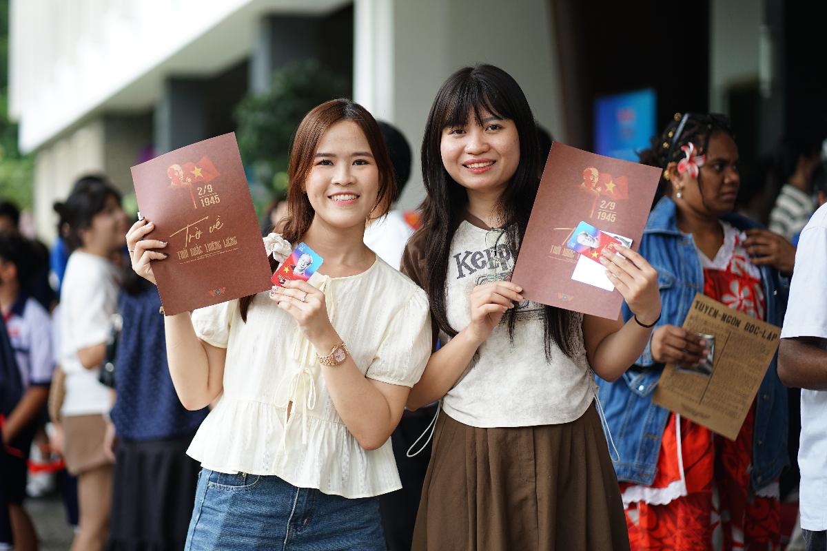 Hàng dài người xếp hàng tại Dinh Độc Lập để “xuyên không” về Quảng trường Ba Đình 81 năm trước: Có gì mà nhiều bạn trẻ vượt hàng trăm cây số để trải nghiệm? - Ảnh 10.