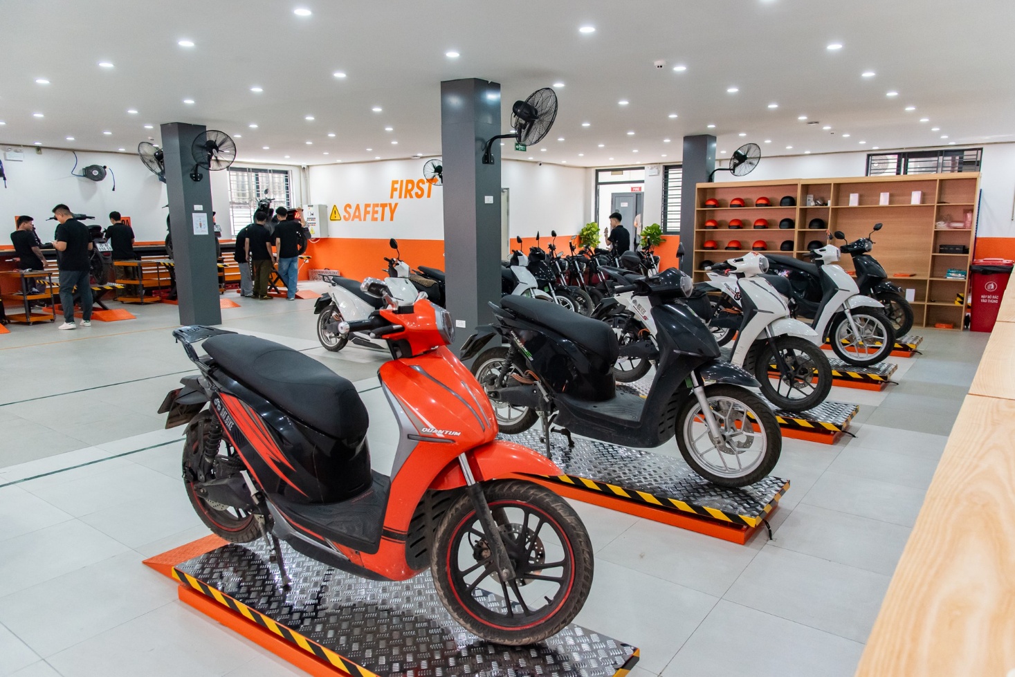Mega Service Center vừa khai trương của hãng xe điện Việt: Rộng 1.000 m2, xử lý 70 xe cùng lúc - Ảnh 2.