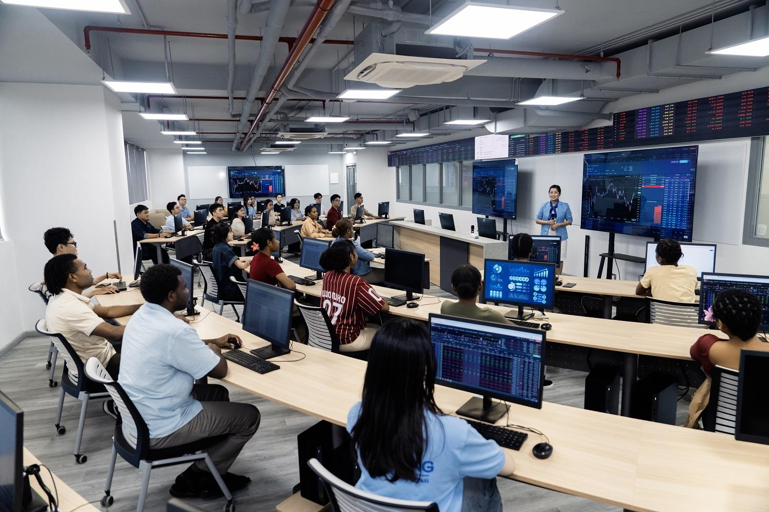 M&ocirc;i trường học định h&igrave;nh v&agrave; ph&aacute;t triển năng lực nghề nghiệp của sinh vi&ecirc;n như thế n&agrave;o? - Ảnh 1.