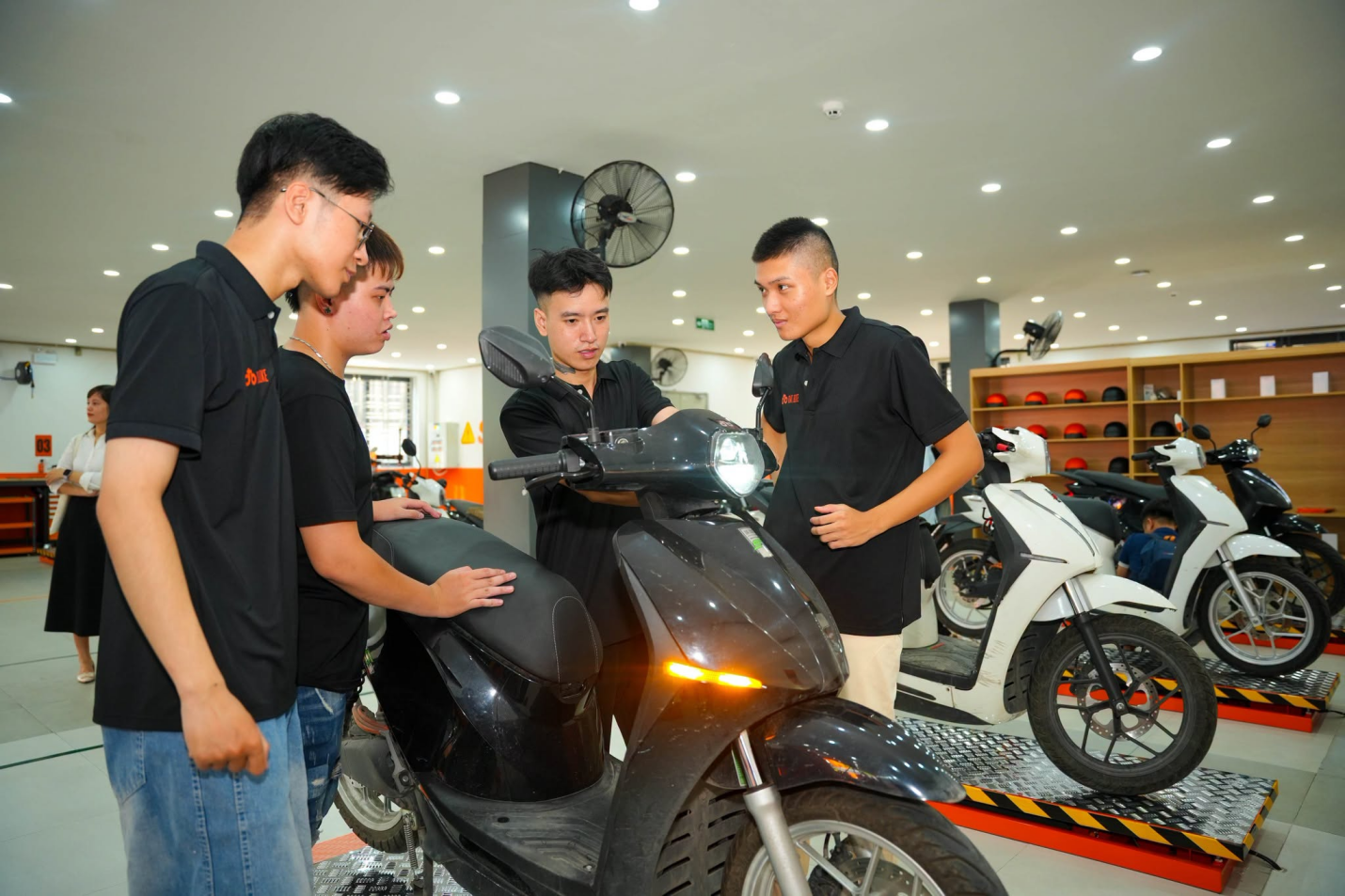 Mega Service Center vừa khai trương của hãng xe điện Việt: Rộng 1.000 m2, xử lý 70 xe cùng lúc - Ảnh 5.