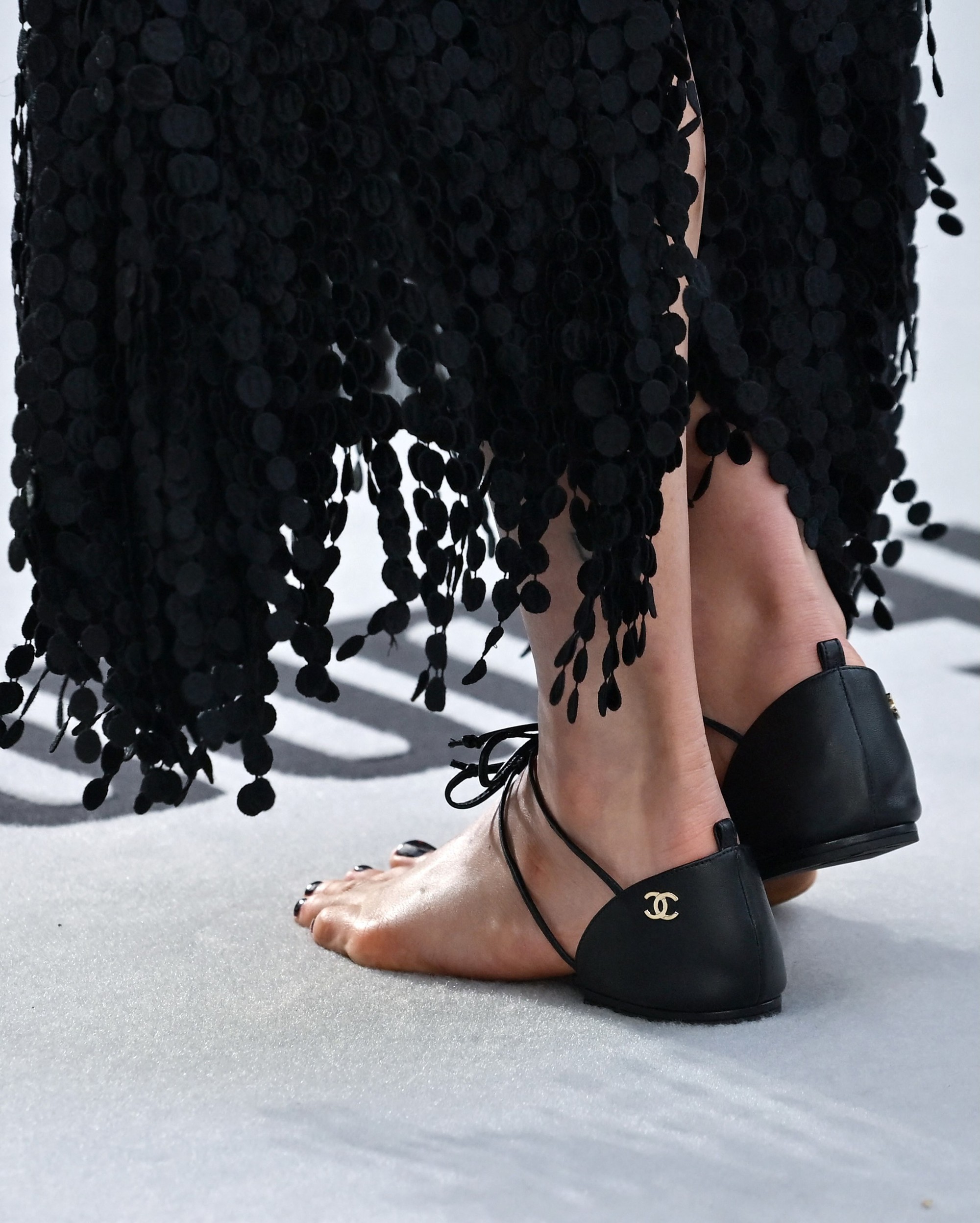 Minh tinh lộ chân bẩn trên thảm đỏ vì đi nửa đôi dép 30 triệu của Chanel- Ảnh 6.