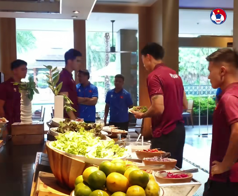 Bữa ăn của tuyển Việt Nam trước trận chung kết với Th&aacute;i Lan- Ảnh 4.