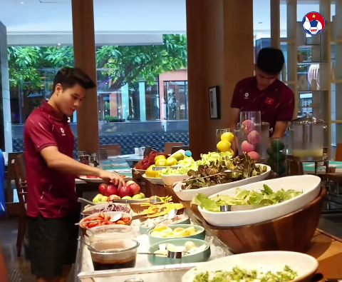 Bữa ăn của tuyển Việt Nam trước trận chung kết với Th&aacute;i Lan- Ảnh 5.