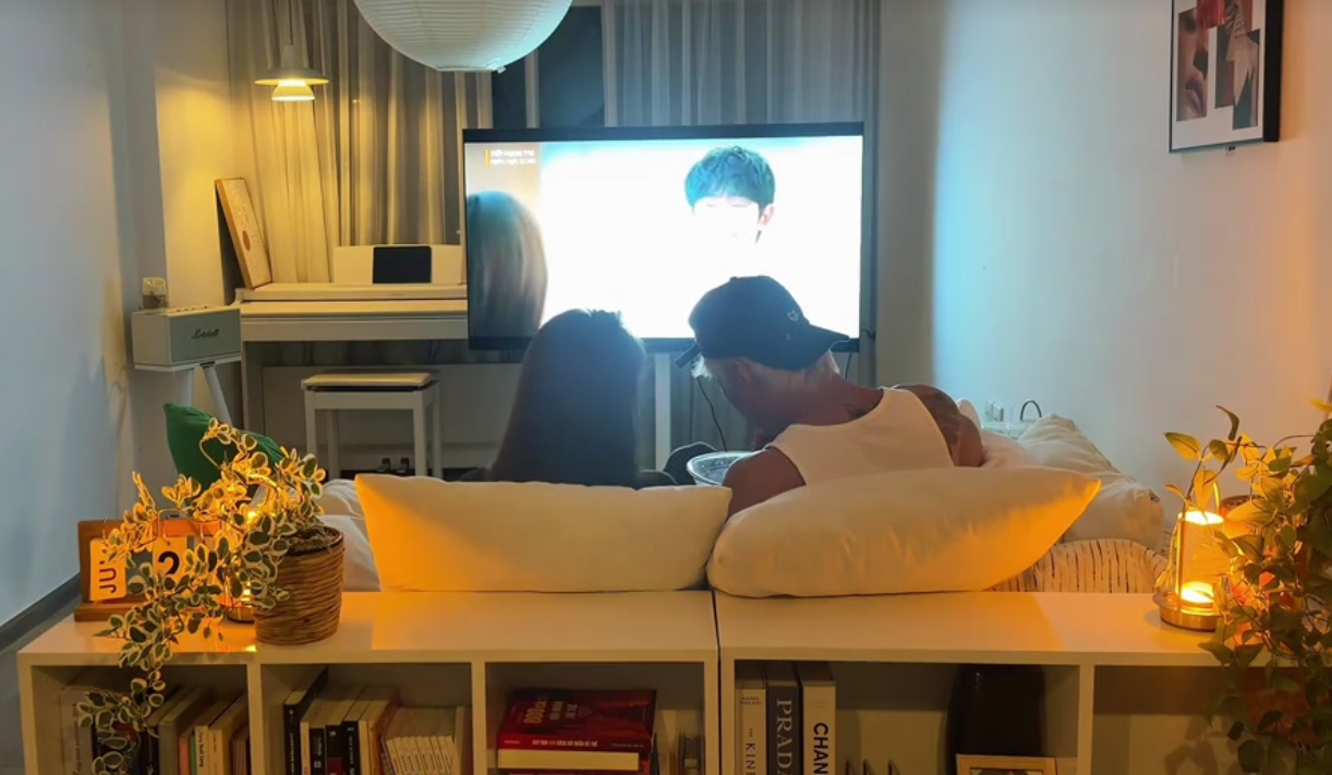 Trai đẹp chia tay "ph&uacute; b&agrave;" Điện Bi&ecirc;n chuyển sang y&ecirc;u người lớn hơn 7 tuổi: C&ocirc;ng khai cảnh ở chung - Ảnh 5.
