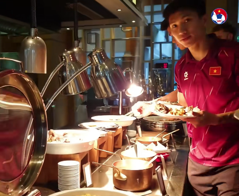 Bữa ăn của tuyển Việt Nam trước trận chung kết với Th&aacute;i Lan- Ảnh 1.