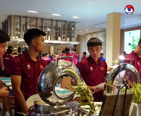 Bữa ăn của tuyển Việt Nam trước trận chung kết với Th&aacute;i Lan- Ảnh 2.