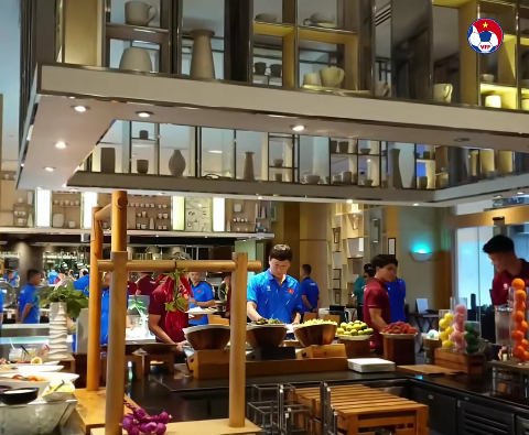 Bữa ăn của tuyển Việt Nam trước trận chung kết với Th&aacute;i Lan- Ảnh 3.