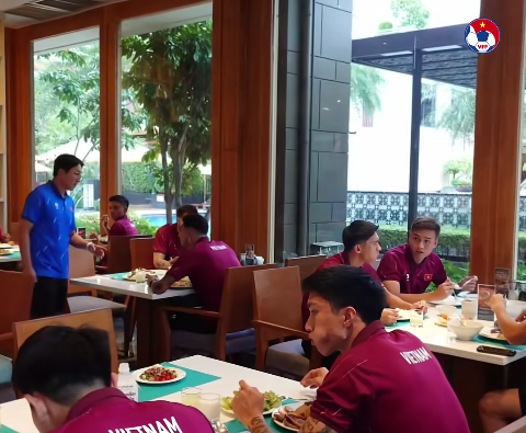 Bữa ăn của tuyển Việt Nam trước trận chung kết với Th&aacute;i Lan- Ảnh 7.