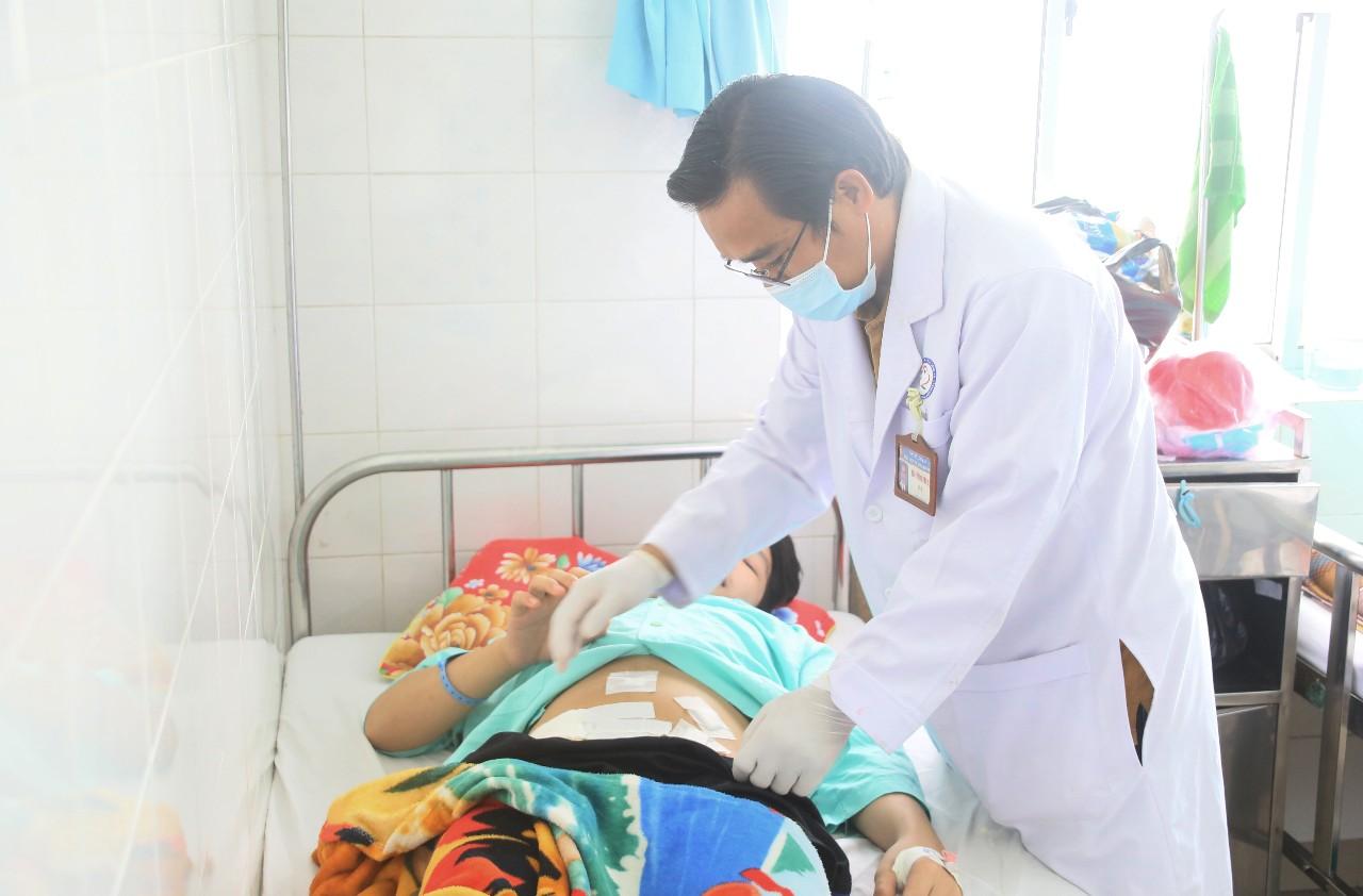 Thiếu ni&ecirc;n 15 tuổi nhập viện sau tr&ograve; đ&ugrave;a tại nh&agrave; xưởng - Ảnh 1.