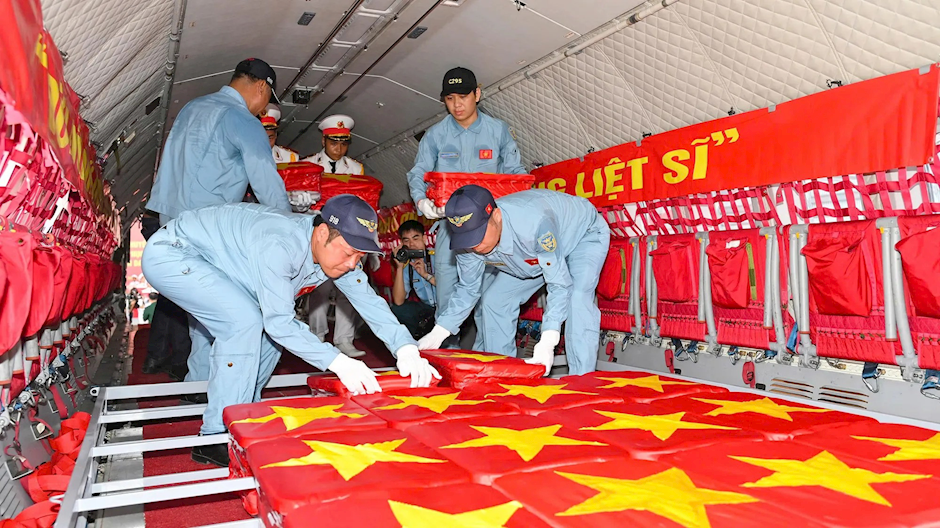 Hôm qua - 21/8, sân bay Tân Sơn Nhất ghi nhận 1 máy bay đặc biệt, mang theo sứ mệnh thiêng liêng cất cánh - Ảnh 2.
