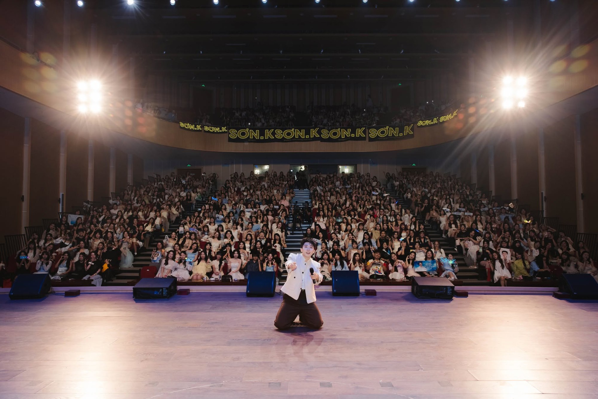 Tận hưởng ngay s&acirc;n khấu đốt ch&aacute;y Fandom Y&ecirc;u Nước, thời cơ &ldquo;say hi&rdquo; với Sơn.K chỉ c&oacute; 1- Ảnh 5.