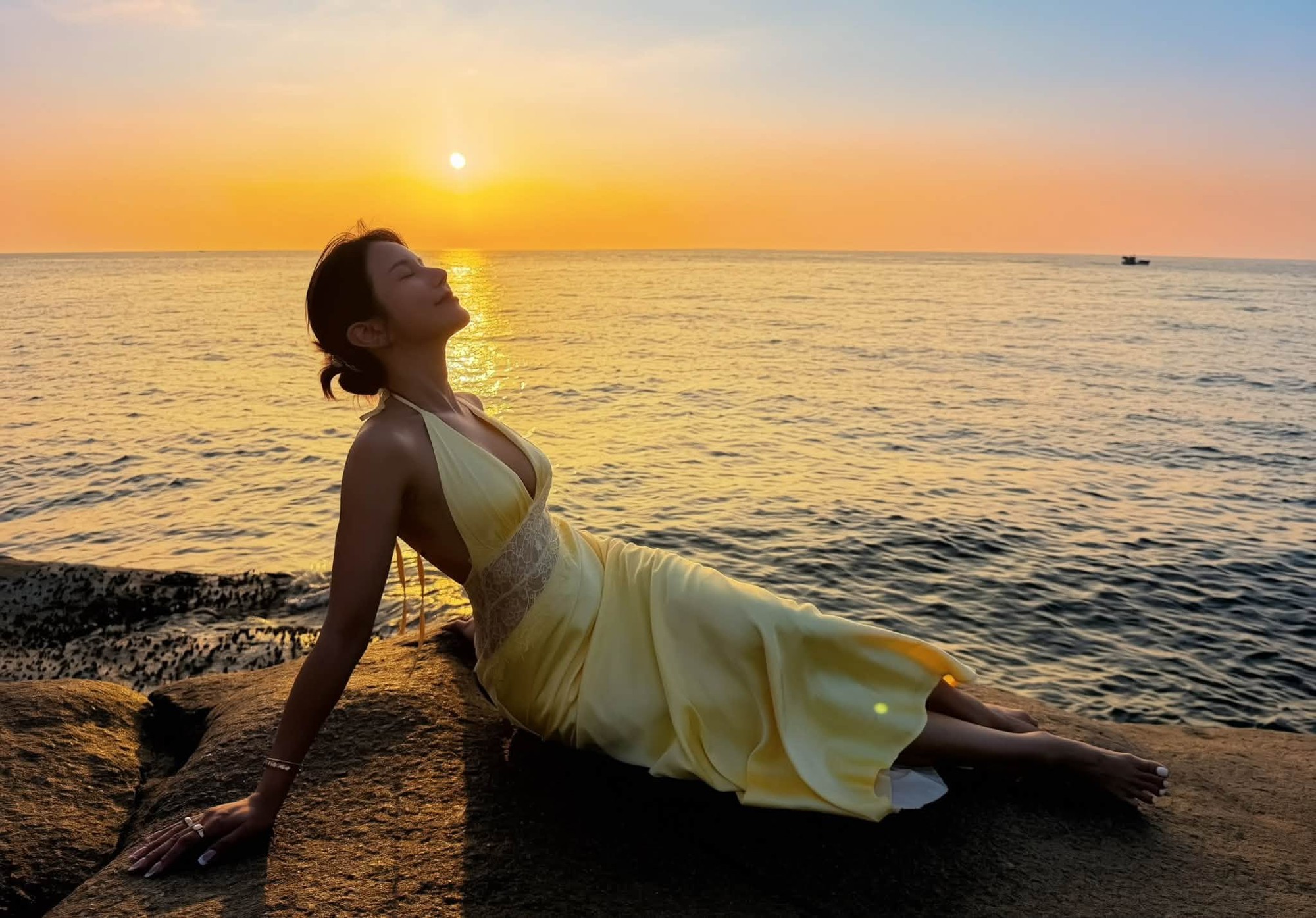Phú bà yêu "hồng hài nhi" đẹp đôi nhất Việt Nam: Trầm mình ngoài biển suốt mùa hè, đổi lại visual "mặn chát"- Ảnh 8.