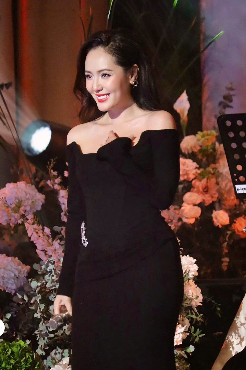 Showbiz Việt c&oacute; nữ ca sĩ tự nhận đẹp nhất vũ trụ: Giữ thanh xu&acirc;n bằng 219 mũi ti&ecirc;m, tuyệt đối kh&ocirc;ng nằm gối kh&aacute;ch sạn- Ảnh 1.