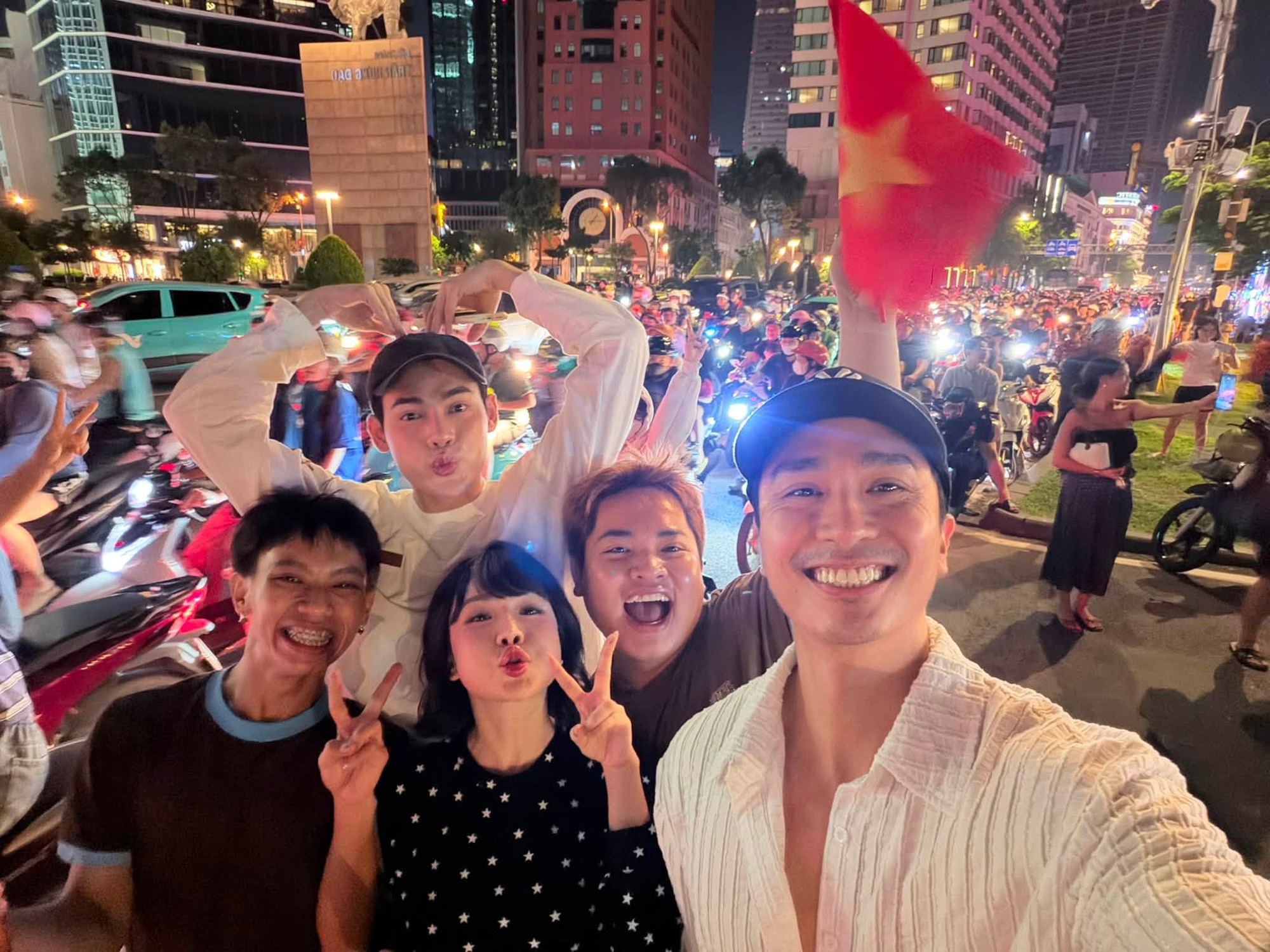 D&agrave;n sao sau chiến thắng của đội tuyển Việt Nam: Tiểu Vy đ&iacute;nh ch&iacute;nh gấp, Mỹ T&acirc;m vỡ o&agrave;, 1 n&agrave;ng hậu xuống phố!- Ảnh 3.