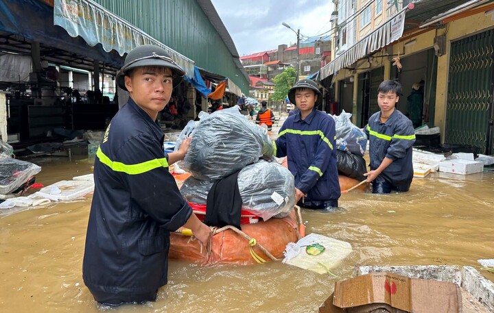 Mưa lớn nhấn ch&igrave;m chợ đầu mối ở Lạng Sơn, gần 1.000 người xuy&ecirc;n đ&ecirc;m ứng cứu- Ảnh 3.