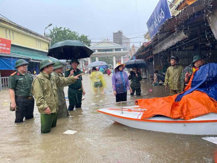 Mưa lớn nhấn ch&igrave;m chợ đầu mối ở Lạng Sơn, gần 1.000 người xuy&ecirc;n đ&ecirc;m ứng cứu- Ảnh 1.